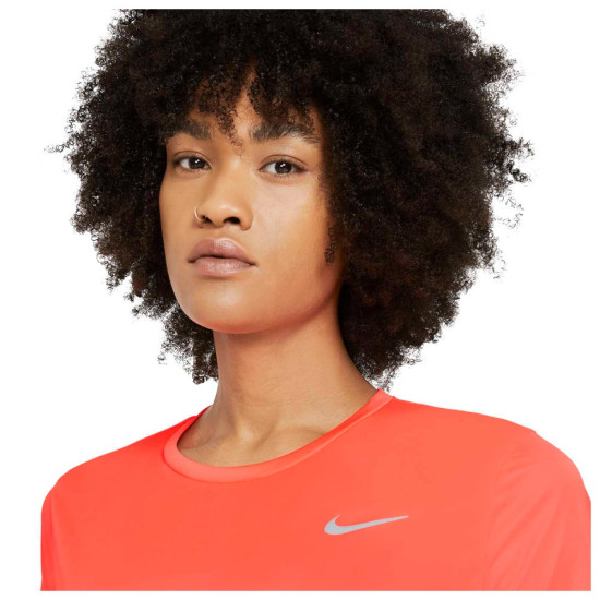 Nike Γυναικεία κοντομάνικη μπλούζα Nike Γυναικεία κοντομάνικη μπλούζα